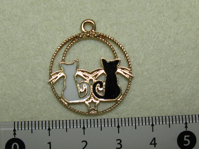 カラーチャーム　仲良しネコ　 約25×28ミリ　(1個入り)