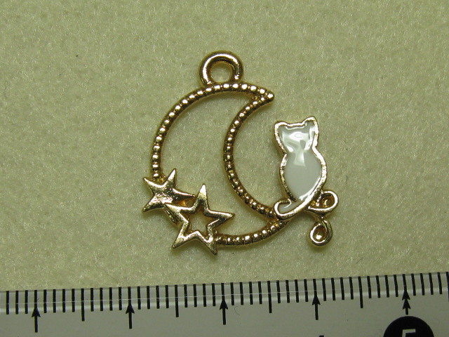 カラーチャーム　月に白ネコ　 約21×23ミリ　(1個入り)