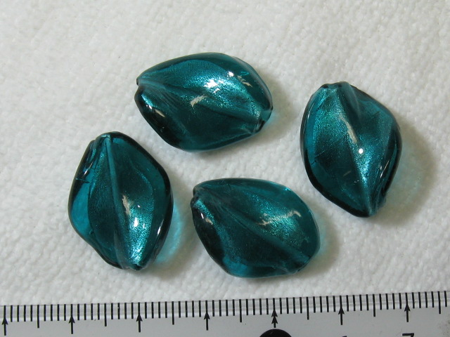 ベネチアン　ツイスト　約20×15ｍｍ　緑色(エメラルド)