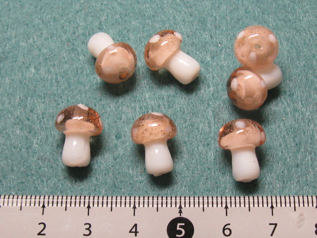 陶器ビーズ　きのこ　約13×10mm　ピンク