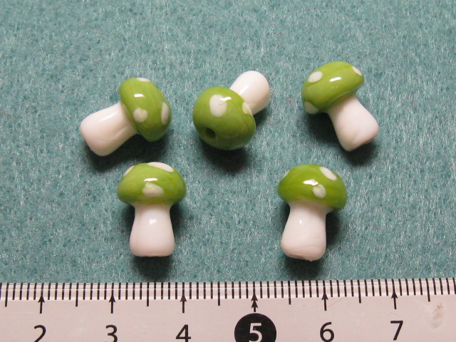 陶器ビーズ　きのこ　約13×10mm　黄緑色