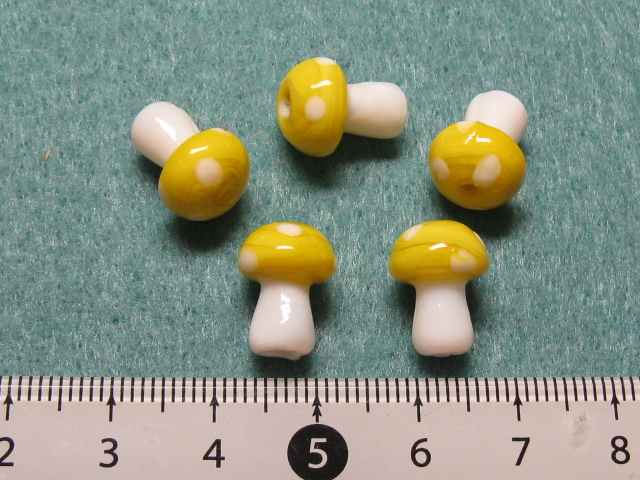 陶器ビーズ　きのこ　約13×10mm　黄色