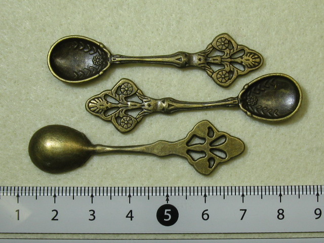 チャーム　スプーン　 59×20ミリ　金古美