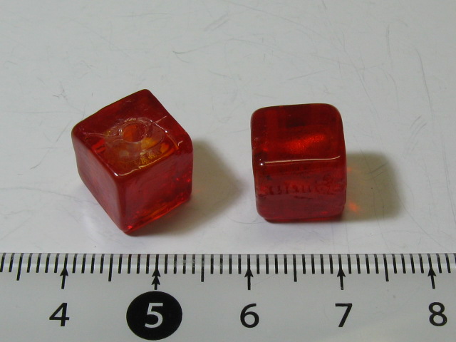 ベネチアン風ガラス　キューブ　約10×10ｍｍ　赤色