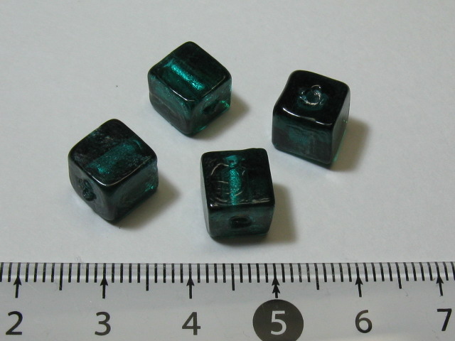 ベネチアン風ガラス　キューブ　約８×８ｍｍ　深緑色（エメラルド）