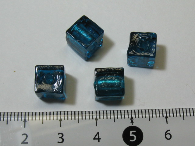 ベネチアン風ガラス　キューブ　約８×８ｍｍ　青緑色