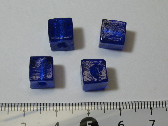 ベネチアン風ガラス　キューブ　約８×８ｍｍ　濃青色（コバルト）