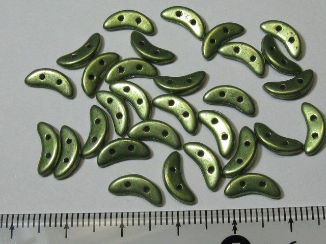 チェコビーズ　クレセント　２ホール　３×１０ミリ　メタリックグリーン