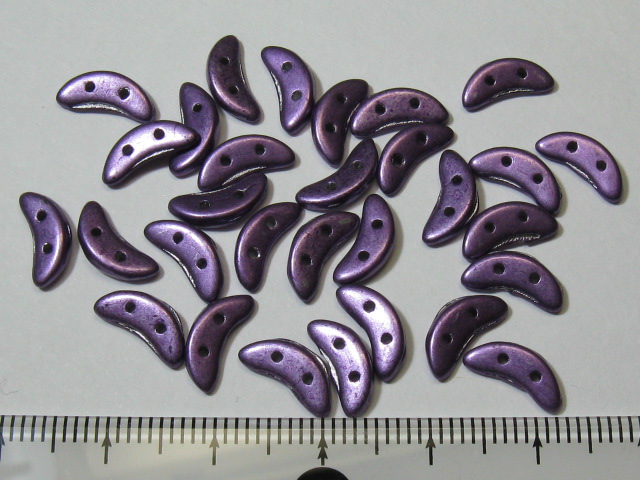 チェコビーズ　クレセント　２ホール　３×１０ミリ　メタリックパープル