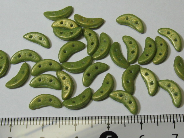チェコビーズ　クレセント　２ホール　３×１０ミリ　パシフィカアボカド