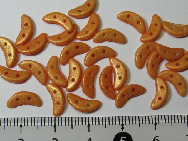 チェコビーズ　クレセント　２ホール　３×１０ミリ　バシフィカオレンジ