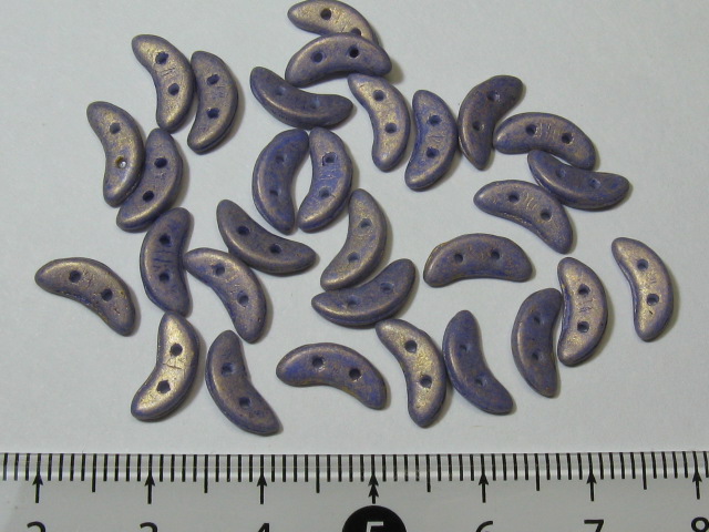 チェコビーズ　クレセント　２ホール　３×１０ミリ　バシフィカエルダーベリー