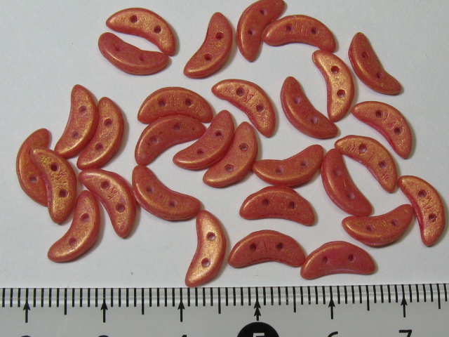 チェコビーズ　クレセント　２ホール　３×１０ミリ　バシフィカストロベリー