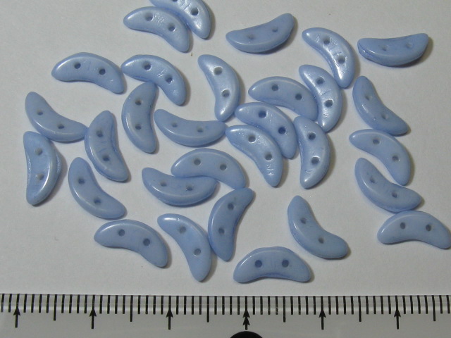 チェコビーズ　クレセント　２ホール　３×１０ミリ　オペークエアリーブルー