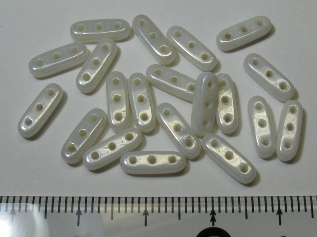 チェコビーズ　ビーム　３ホール　３×１０ミリ　オペークホワイトラスター