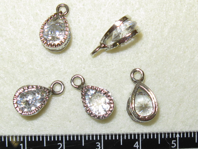 キュービックチャーム　ドロップ型　 約14×8ミリ　シルバーカラー