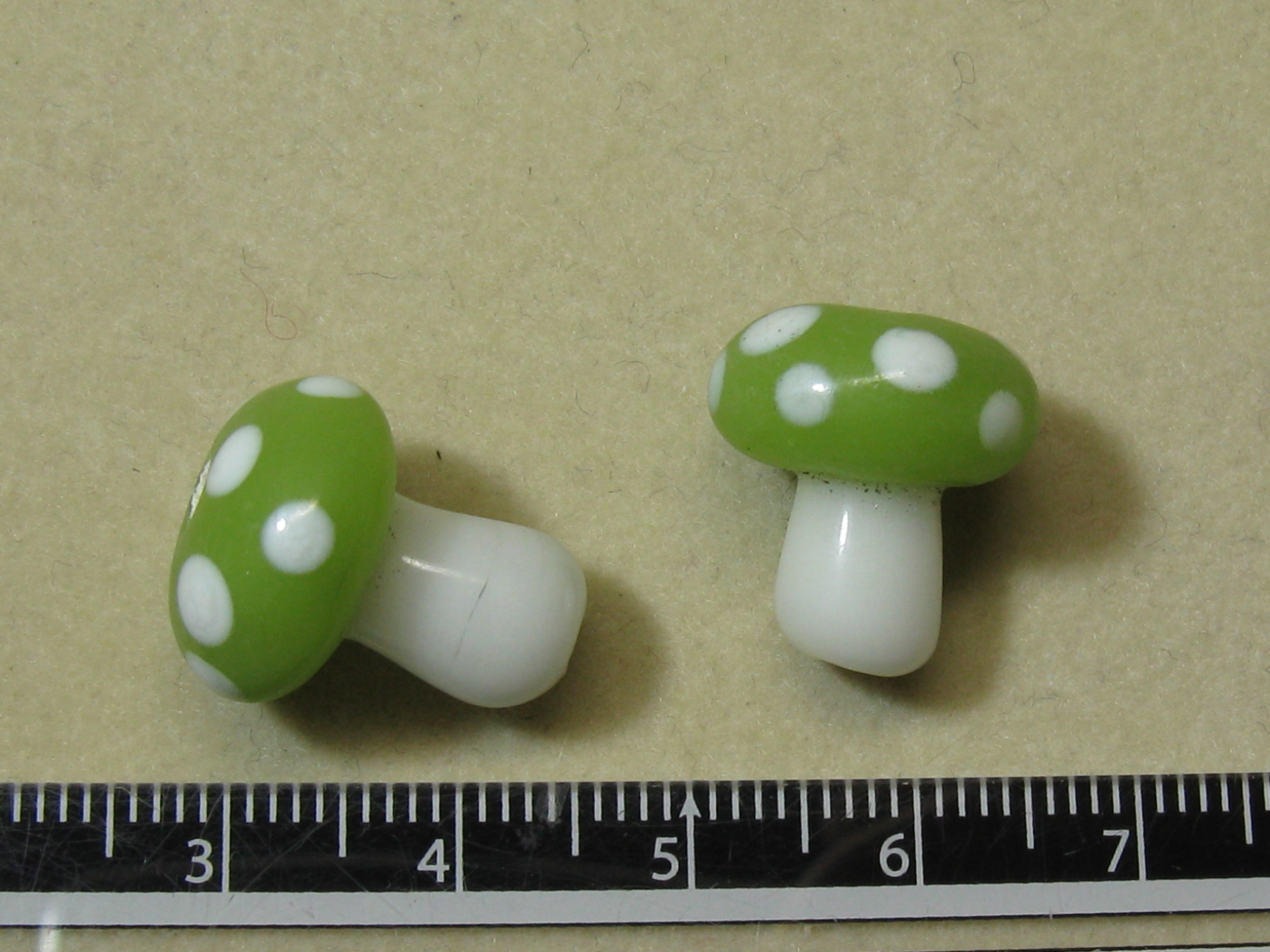 陶器ビーズ　きのこ　約17×13mm　緑色