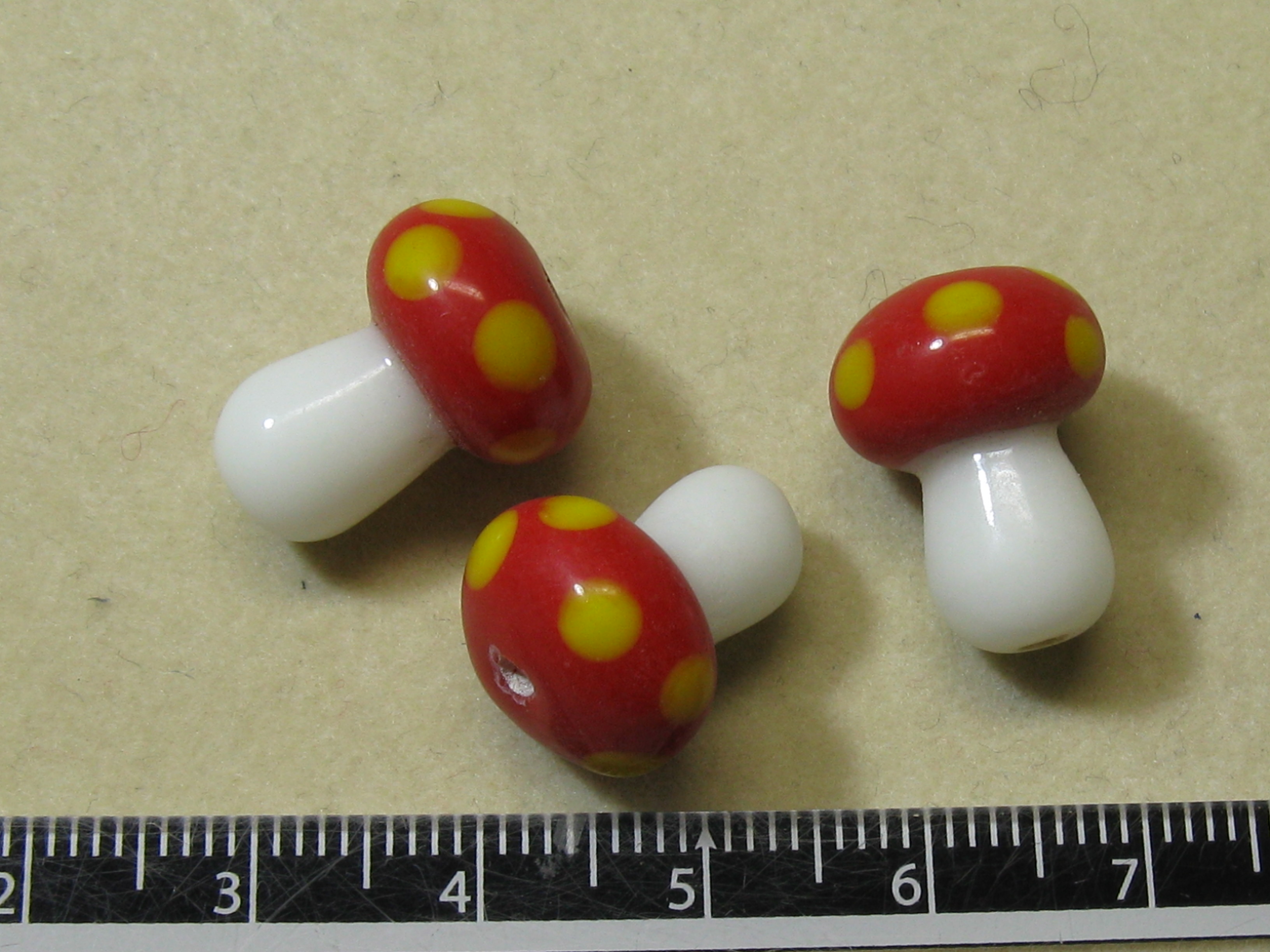 陶器ビーズ　きのこ　約17×13mm　赤色