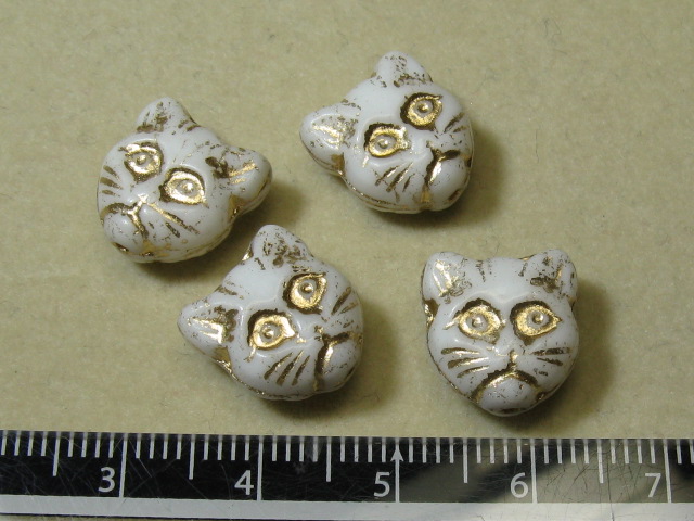 チェコビーズ　ネコ（たて穴）　１３ミリ　チョークホワイト