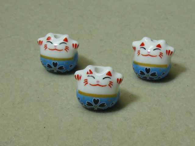 陶器ビーズ　ネコ　約14ｍｍ×13ｍｍ　水色