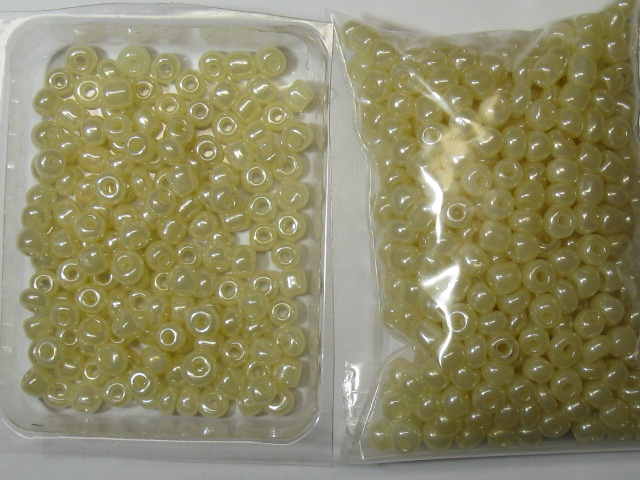 徳用ビーズ　4ミリ　約50ｇ入り　レモンベージュ　（セイロン）
