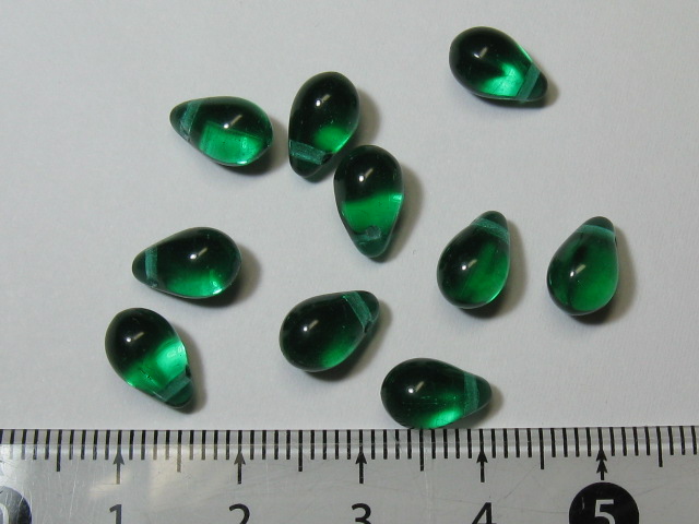 チェコビーズ　ティアドロップ　６×９ミリ　(10ヶ入り)　エメラルド