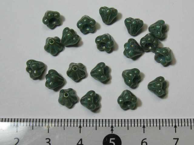 チェコビーズ　ベルフラワー　６×４ミリ　(２０ヶ入り)　ラスターターコイズ