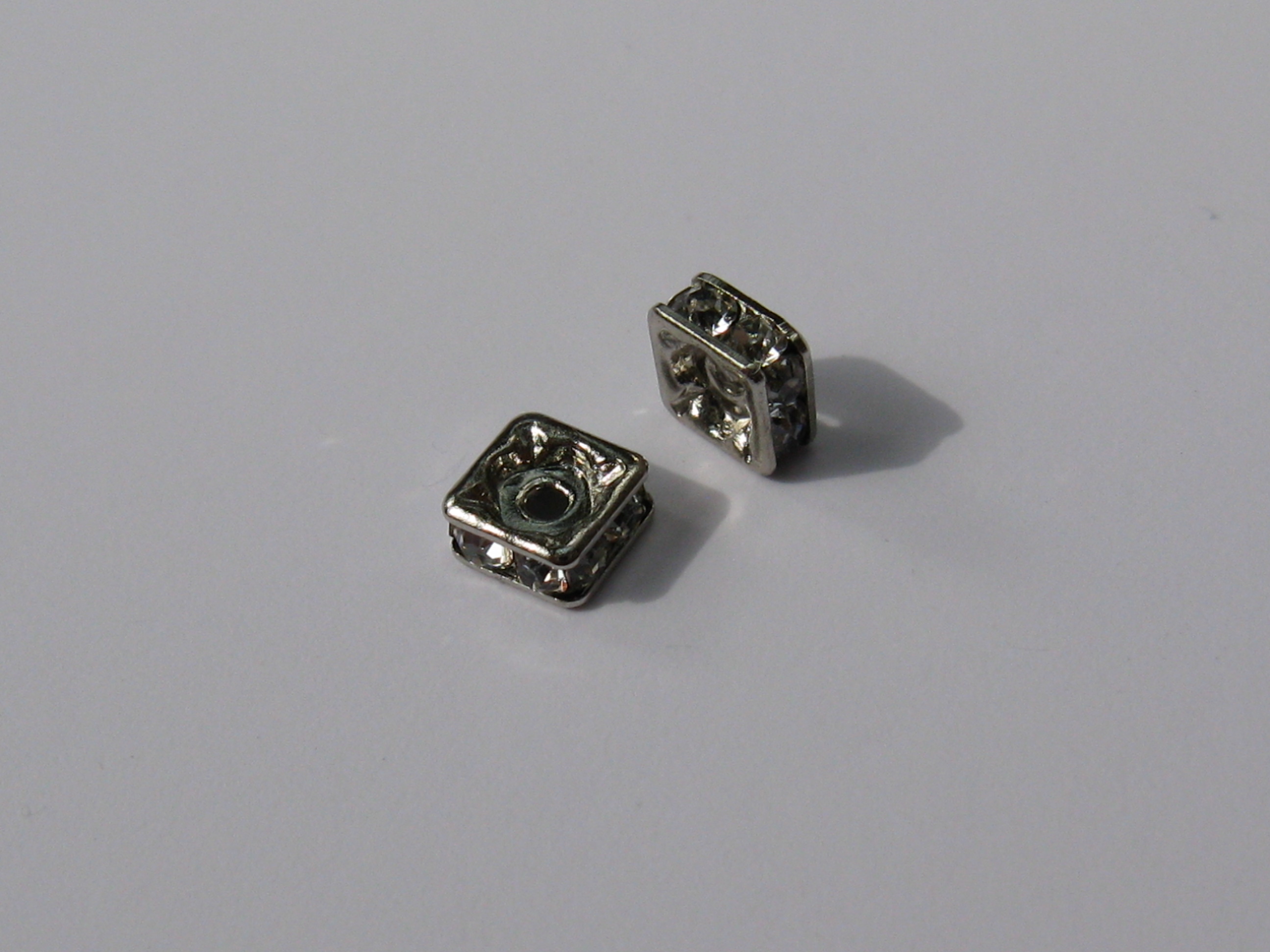 ロンデル　スクエア　４mm　(２個入り)　ロジウムクリスタル　スワロフスキー使用