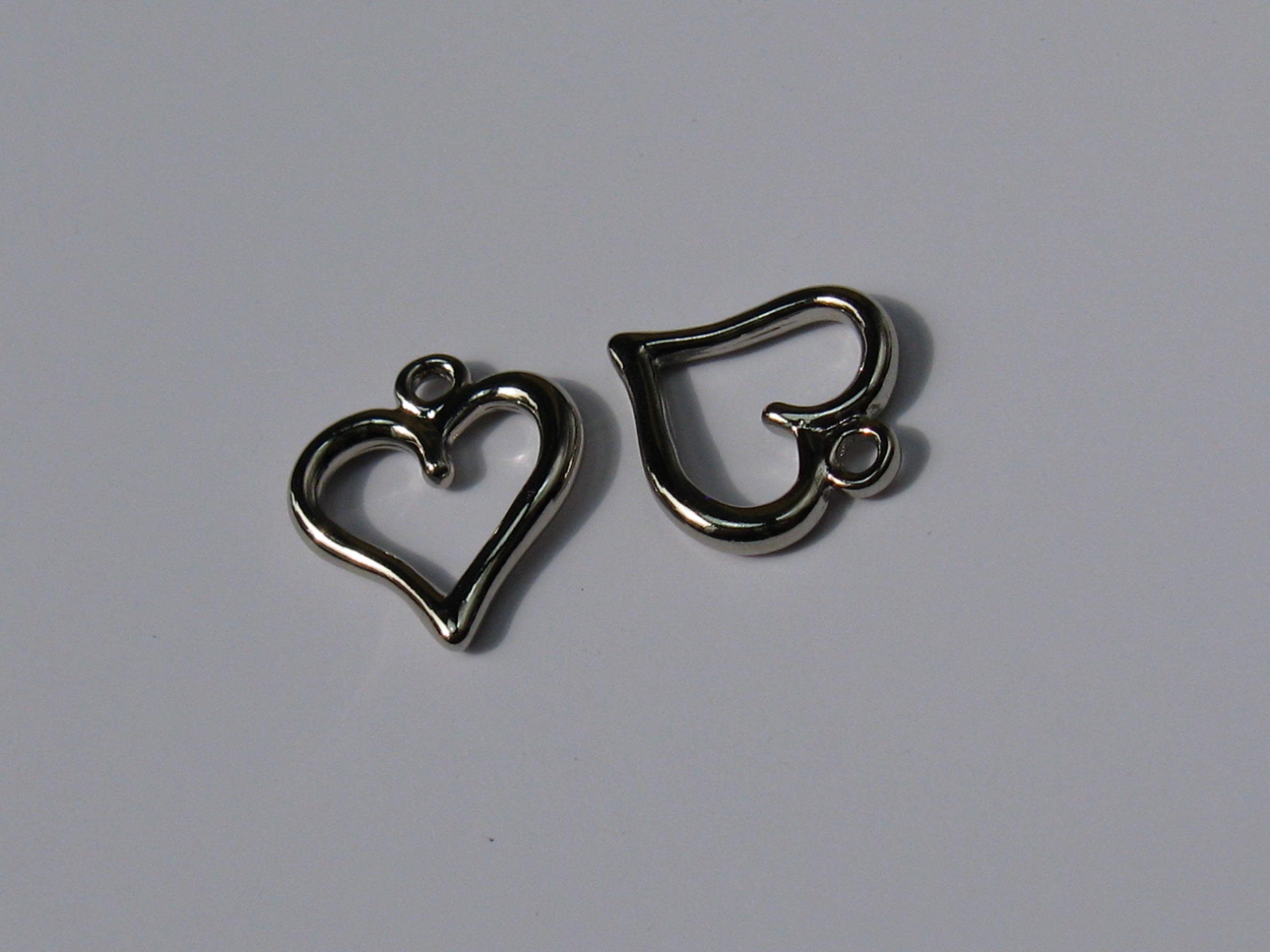 チャーム　ハート　１５×１７mm　(２個入り)　シルバー