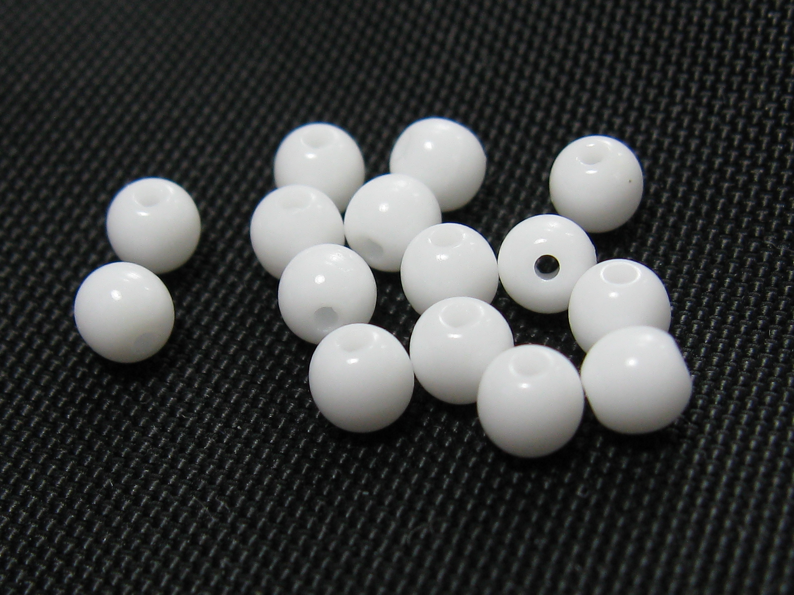 チェコ　プレス　ラウンド　４ミリ　チョークホワイト