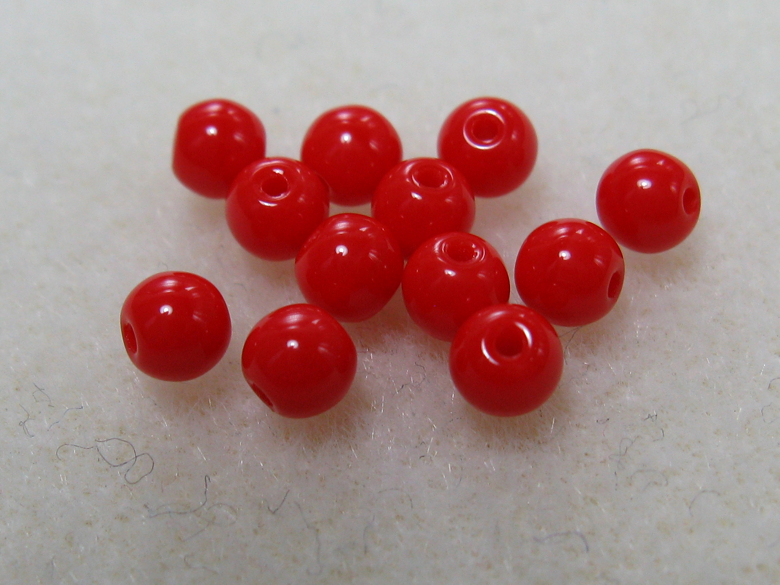 チェコ　プレス　ラウンド　４ミリ　オペークレッド