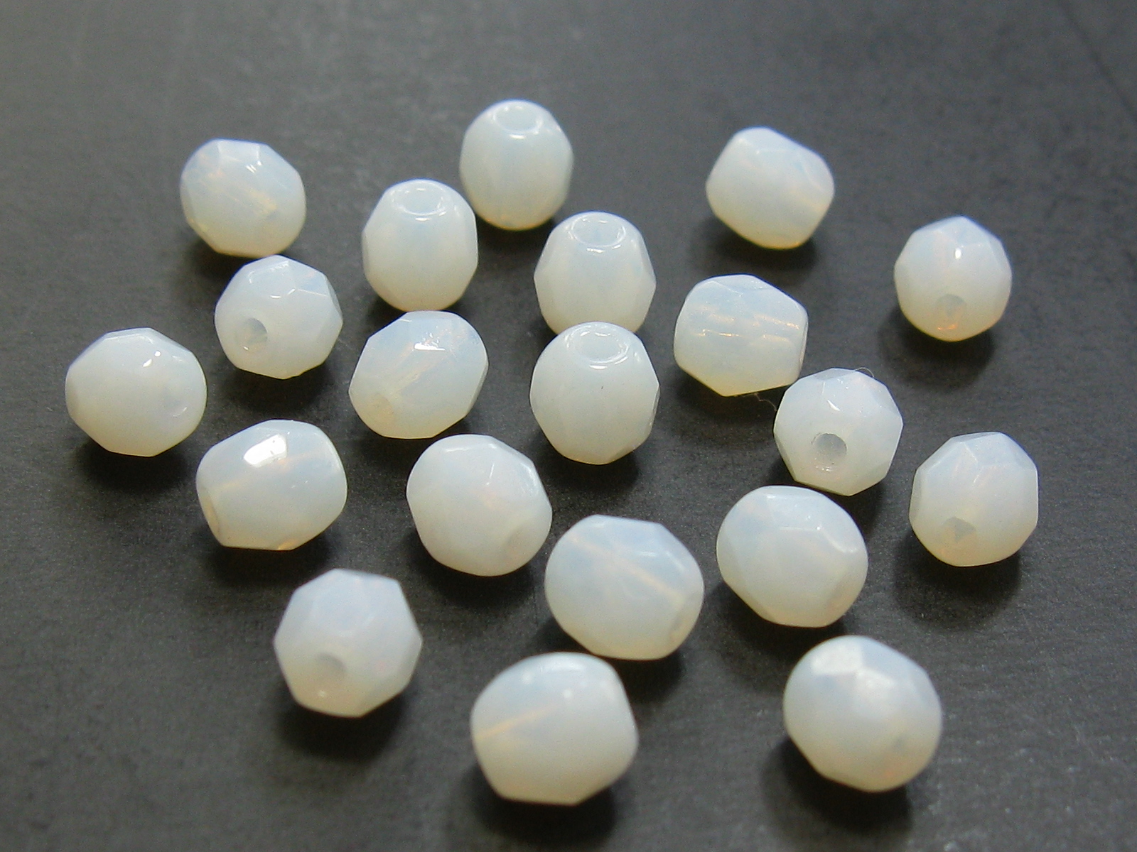 チェコ　ＦＰ　４ミリ　ホワイトオパール