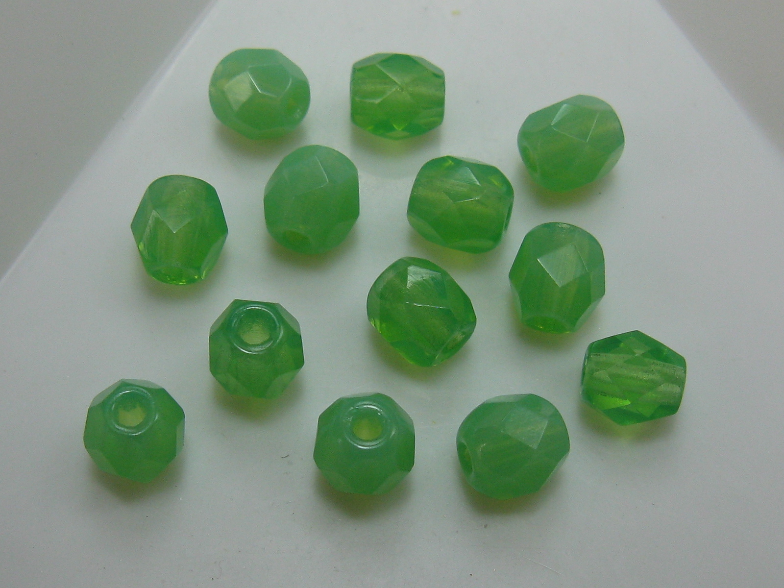 チェコ　ＦＰ　４ミリ　２トーンミルキーペリドット