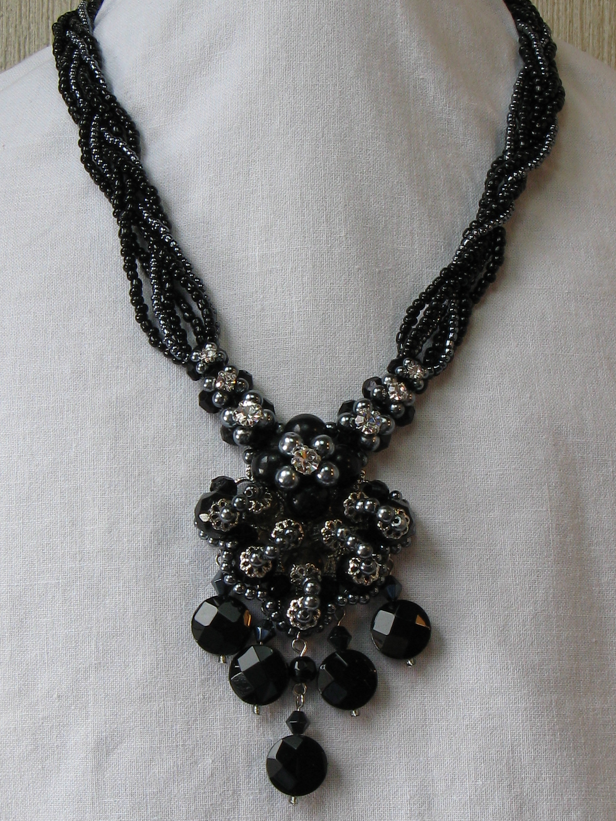 ジェットカラーのＶネックレスＡ