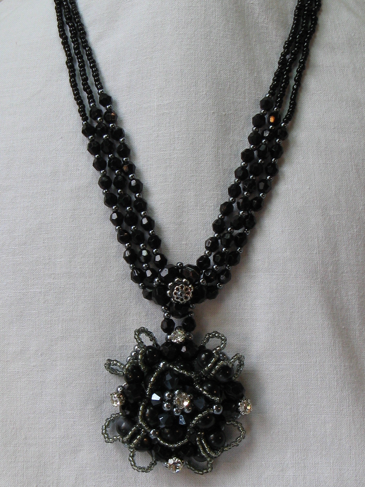 ヘマタイトカラーのフラワーネックレスＡ