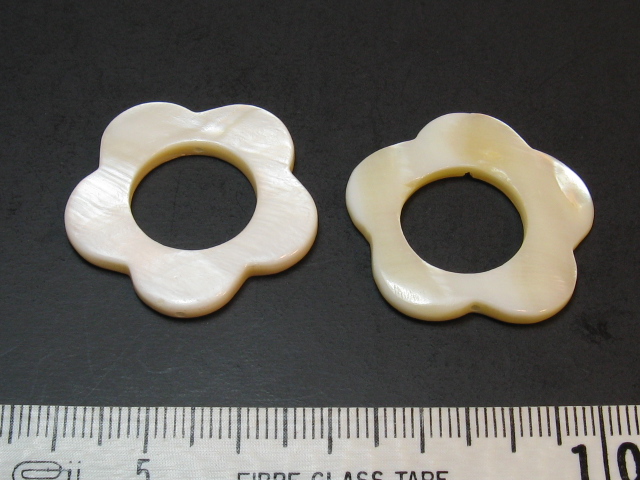 シェルパーツ　30ミリ　フラワー・丸穴