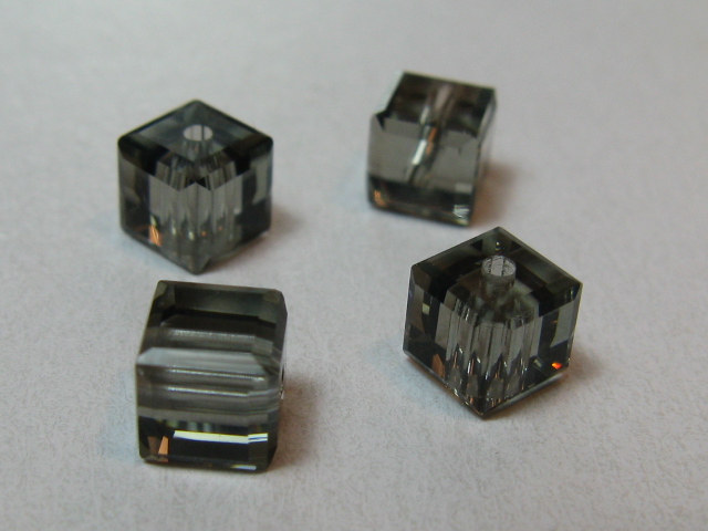 5601番　４mm　ブラックダイヤモンド