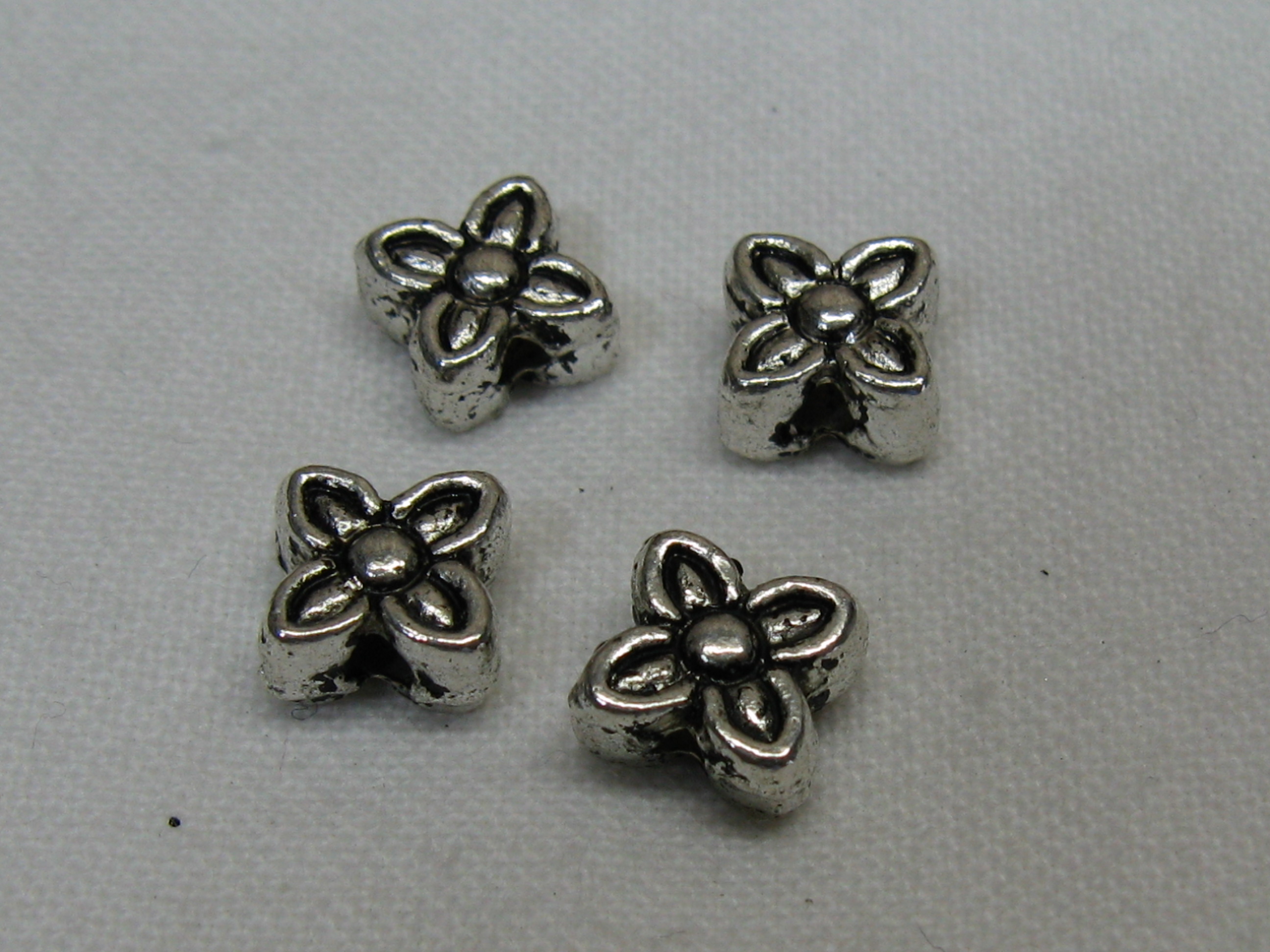 フラワー　４.5×４.5ミリ　シルバー