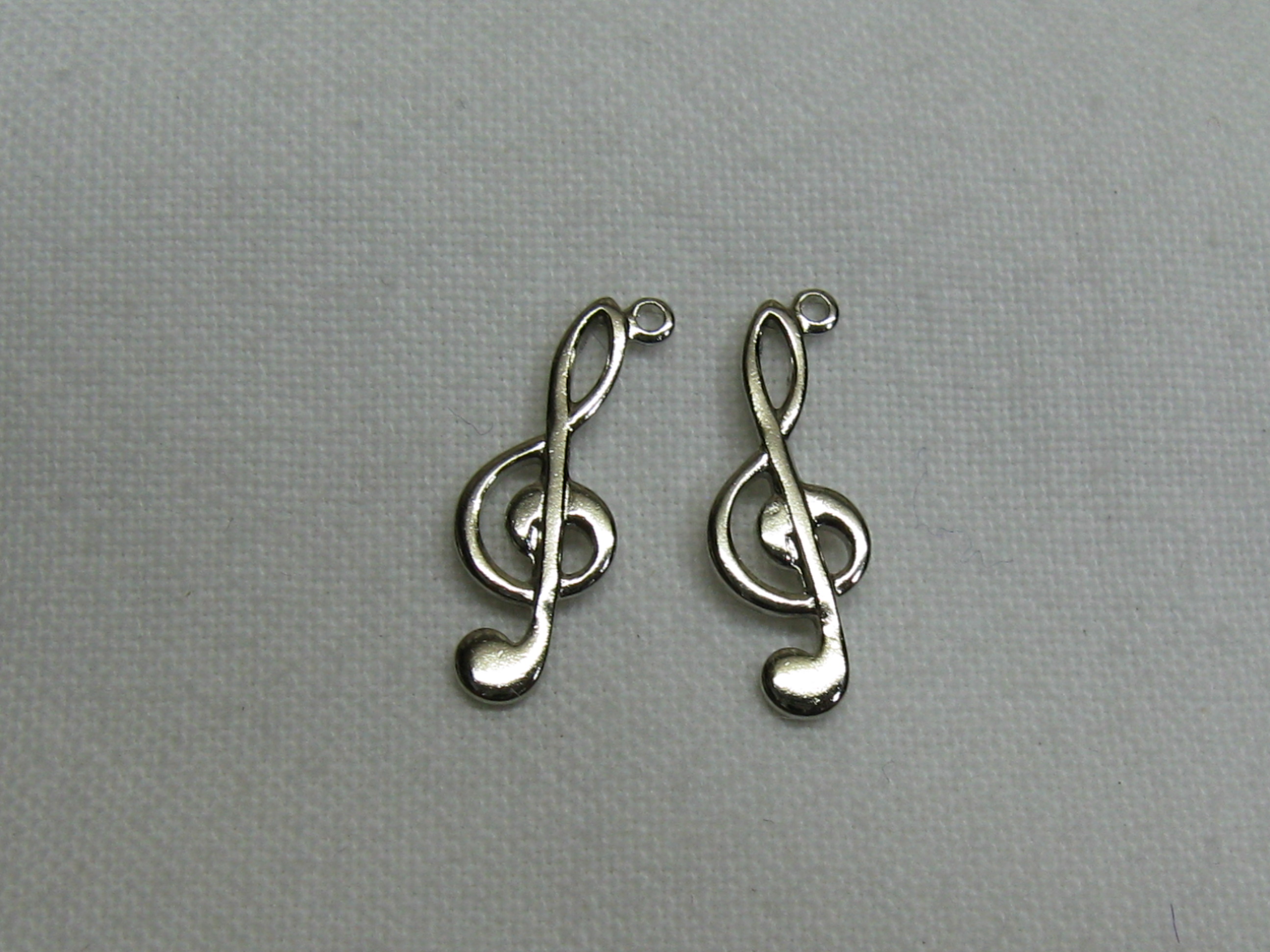 チャーム　ト音記号　17ミリ　シルバー