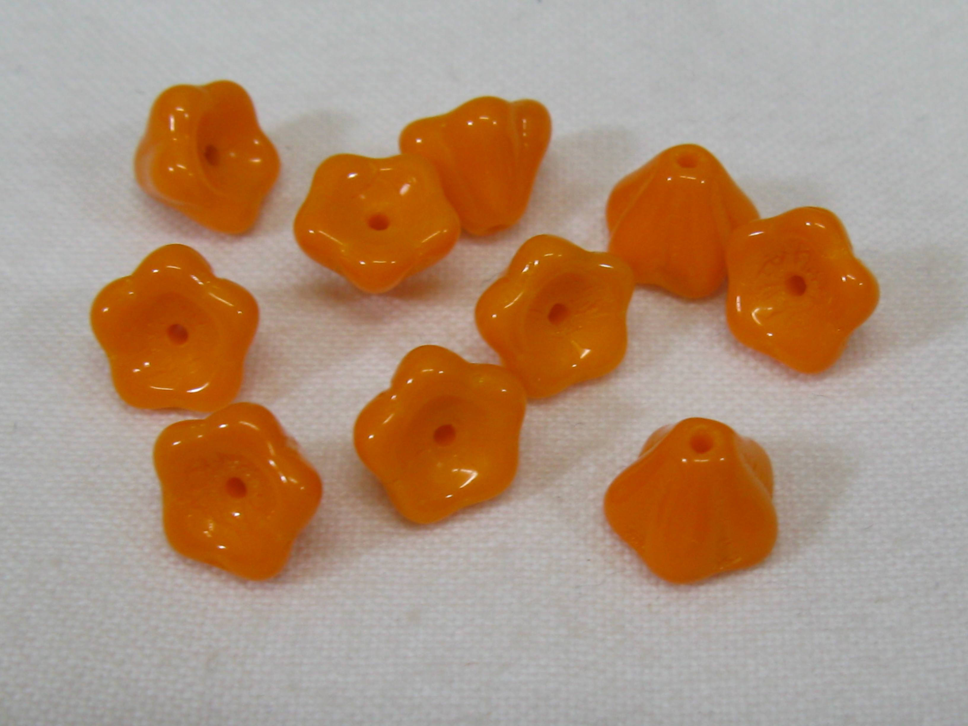 チェコビーズ　ベルフラワー　８×６ミリ　パンプキンオレンジ