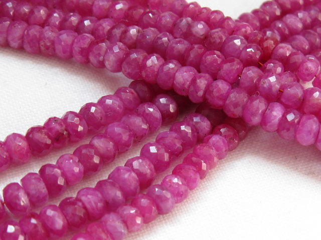 天然石　2~3×3~4ミリ　ロンデルカット　宝石質ルビー　ＡＡＡ