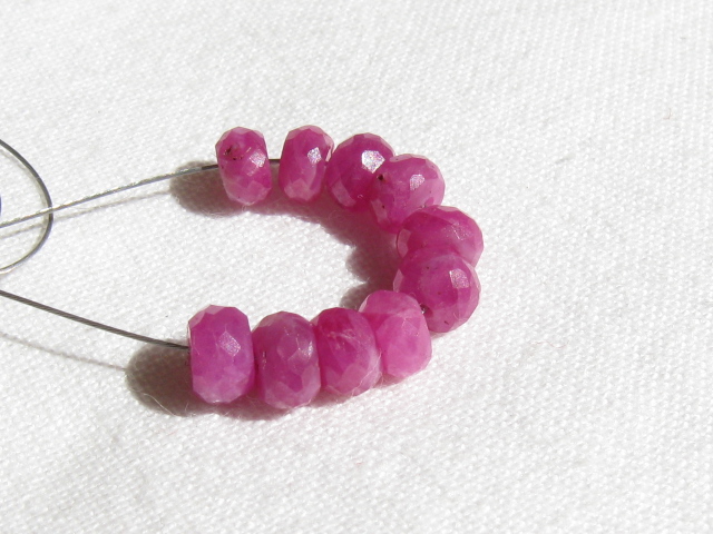 天然石　2.5~3×4~5ミリ　ロンデルカット　宝石質ルビー　ＡＡＡ