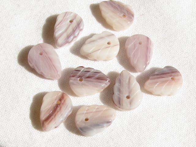 チェコビーズ　リーフ（正面穴）　１０×８ミリ　(１０ヶ入り)　ホワイトブルーベリー