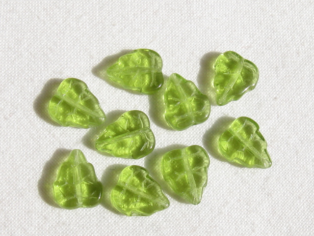 チェコビーズ　グレープリーフ（立穴）　１０×８ミリ　オリーブ