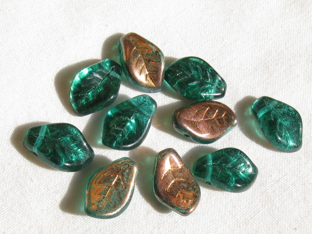 チェコビーズ　ツイストリーフ（横穴）　１４×９ミリ　カッパーエメラルド
