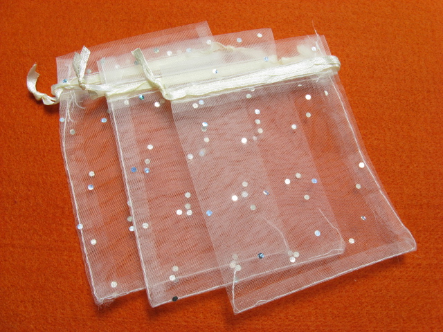 アクセサリーポーチ　8.5×１１ｃｍ　ドット　クリーム
