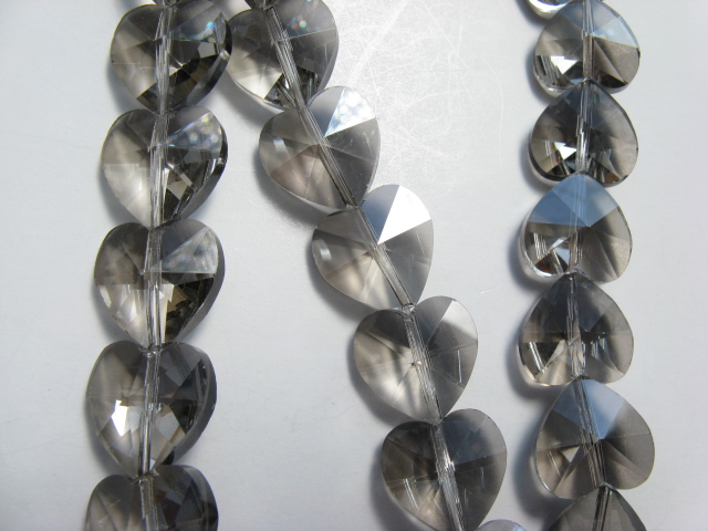 ガラスビーズ　ハート・カット　14ｍｍ　シャドーグレー　（たて穴）