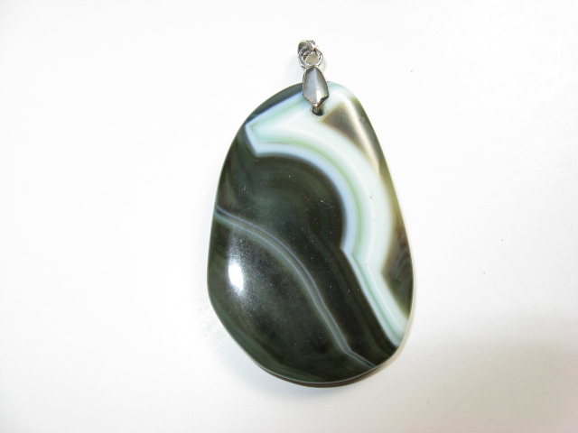 ペンダントトップ　ナゲット型　５５×３６ミリ　メノウ　深緑