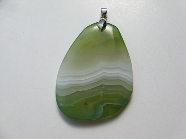 ペンダントトップ　ナゲット型　５６×４２ミリ　メノウ　ライトグリーン