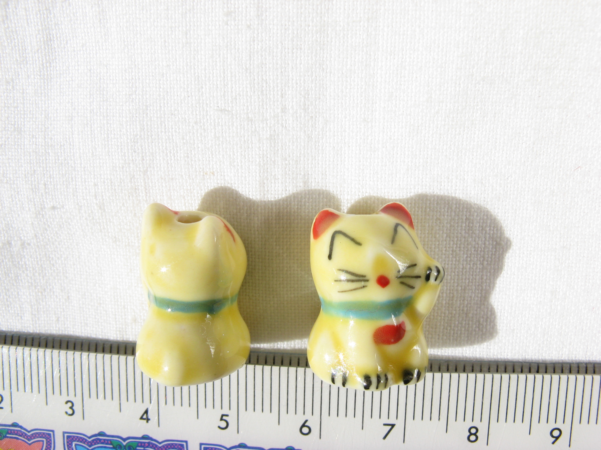 陶器ビーズ　招きネコ　約14ｍｍ×18ｍｍ　イエロー